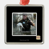 Nasskatze und Gewehr Silbernes Ornament (Vorne)