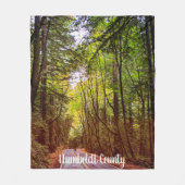 Nassweg durch grüne Bäume im Humboldt-Herbst Fleecedecke (Vorderseite)