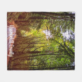 Nassweg durch grüne Bäume im Humboldt-Herbst Fleecedecke (Vorderseite (Horizontal))