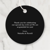 Natasha Black Monogram Modern Wedding Geschenkanhänger (Rückseite)