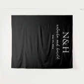 Natasha Black Monogram Modern Wedding Wandteppich (Vorderseite (Horizontal))