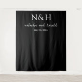 Natasha Black Monogram Modern Wedding Wandteppich (Vorderseite)