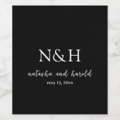 Natasha Black Monogram Modern Wedding Weinetikett (Einzelnes Label)