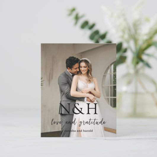 Natasha Monogram Modern Wedding Danke Card (Stehend Vorderseite)