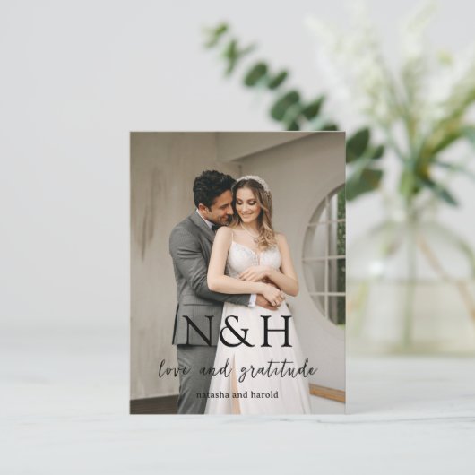 Natasha Monogram Modern Wedding Danke Postkarte (Stehend Vorderseite)