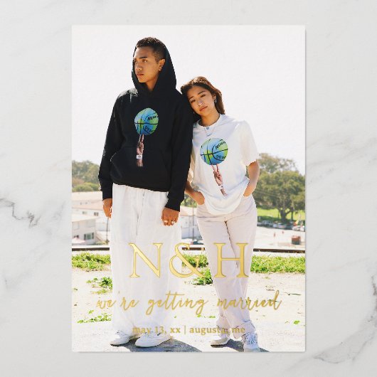 Natasha Monogram Modern Wedding Save the Date Folieneinladung (Vorderseite)