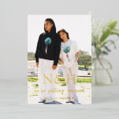 Natasha Monogram Modern Wedding Save the Date Folieneinladung (Stehend vorne)