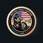 Natchez Trace Parkway National Landschaftlich Button<br><div class="desc">Natchez Trace Parkway in einem Vintagen,  bedrückten Stil Emblem. Es ist eine berühmte All American Road in Mississippi,  Alabama und Tennessee.</div>