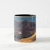Nationales Monument Death Valley, Kalifornien Zweifarbige Tasse (Mittel)