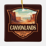 Nationalpark Canyonlands Illustration Retro Keramikornament<br><div class="desc">Canyonlands Vektorgrafik Design. Der Park ist bekannt für seine dramatische Wüstenlandschaft,  die vom Colorado Fluss gemeißelt wurde. Die Insel im Himmel ist ein riesiges,  flaches Mesa mit Panoramablick.</div>