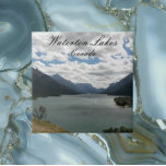 Nationalpark-Foto Waterton Lakes Fliese<br><div class="desc">Keramik Kachel mit einem landschaftlichen Foto Bild des schönen kanadischen Nationalparks der Waterton Seen,  Alberta. Wählen Sie Ihre Kachelgröße aus. Macht ein tolles Reise-Souvenir-Trivet!</div>