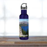 Nationalpark Krater Edelstahlflasche<br><div class="desc">Genießen Sie Ihren Durst in dieser trendigen Edelstahlflasche,  die ein landschaftliches Foto-Image von Wizard Island und dem saphirblauen Wasser des Kratersees,  Oregon,  bietet. Ideal für Ausflüge und Wanderungen! Wählen Sie Ihre Flaschenfarbe aus.</div>