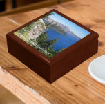 Nationalpark Krater Erinnerungskiste<br><div class="desc">In dieser hölzernen Geschenkboxen mit Keramik-Fliesen,  die ein Foto des saphir blauen Sees im Crater Lake National Park,  Oregon,  zeigen,  lagern Schmuck,  Schmuck und andere kleine Pfannkuchen. Wählen Sie Ihre Geschenkboxen und Farbe. Macht ein tolles Reise-Andenken!</div>