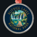 Nationalpark Plitvice Seen Kroatien Not leidend Ornament Aus Metall<br><div class="desc">Plitvice Lakes Vektorgrafik Design. Die Seen des Parks werden durch natürliche Travertindämme voneinander getrennt,  die durch Wasser entstehen,  das in dünnen Schichten über Schwellenwerten fließt.</div>