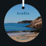 Nationalpark Sand Beach Blue Acadia Ornament Aus Metall<br><div class="desc">National Park Sand Beach Blue Acadia Metal Ornament. Die erste Haltestelle der Acadia Nationalpark Loop ist Sand Beach. Personalisieren Sie dieses wunderschöne Bild mit Ihrem Familiennamen und dem Jahr,  in dem Sie das Bild besucht haben.</div>