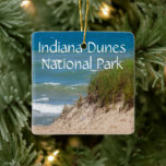 Nationalparkplatz Indiana Dunes Keramikornament<br><div class="desc">Der Indiana Dunes Nationalpark ist der neueste Nationalpark des Landes. Der ehemalige Name war Indiana Dunes National Lakeshore und erhielt gerade seinen Nationalpark Status im Mai 2019. Fügen Sie dieses Souvenir des Nationalparks zu Ihrer Sammlung hinzu. Große Souvenirs, wenn Sie Camping sind, oder eine Wochenendreise nach Beverly Shores Indiana auf...</div>