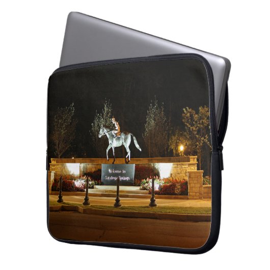 Native Dancer Horse Statue Saratoga Laptop Fall Laptopschutzhülle (Vorderseite Links)