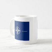 NATO-Flagge Kaffeetasse (Vorderseite Links)