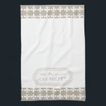 Natur | White Lilie Pattern Monogram Handtuch<br><div class="desc">Stilvolles natürliches Beige-Weiß-Lilie-Muster. Einige Elemente in dieser Entwurfssammlung können mit Ihrem Initial oder Namen und/oder anderen Texten in den angegebenen Feldern personalisiert werden. Andere Farbkombinationen sind auf Anfrage erhältlich. Wenn Ihnen dieses Muster gefällt, Sie aber nicht sehen, was Sie nach Farbweise suchen, und Sie Hilfe bei der Anpassung an Ihre...</div>