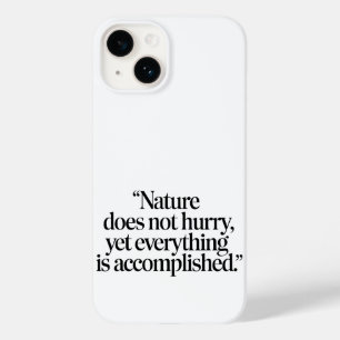 "Nature Does Not Hurry" - inspirierendes Zen-Zitat Case-Mate iPhone 14 Hülle