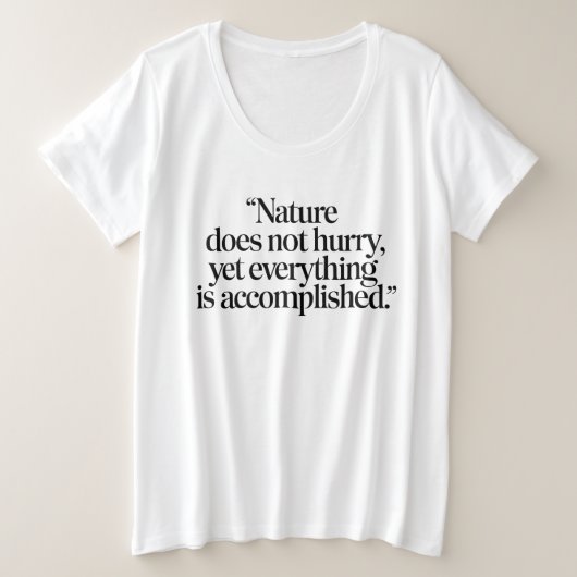 "Nature Does Not Hurry" - inspirierendes Zen-Zitat Große Größe T-Shirt (Design vorne)