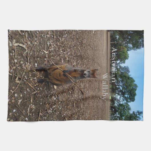 "Nature's Fast: A Wallaby's Snack Break" Geschirrtuch (Horizontal)