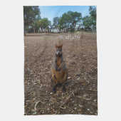 "Nature's Fast: A Wallaby's Snack Break" Geschirrtuch (Vertikal)