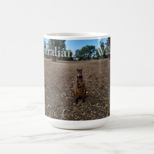 "Nature's Fast: A Wallaby's Snack Break" Kaffeetasse (Mittel)