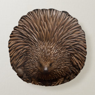 Nature's Quill: Das australische Echidna in Holz, Rundes Kissen