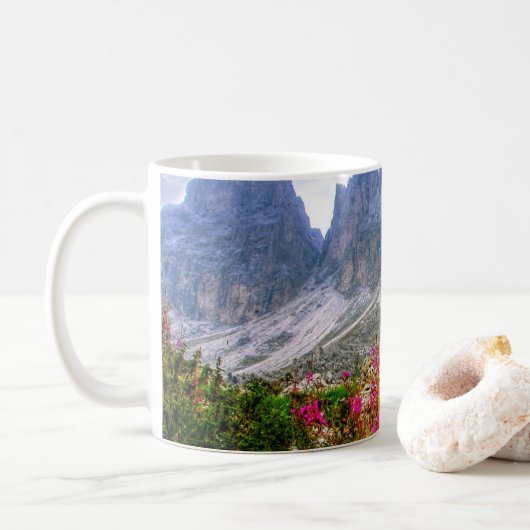 Nature's Symphony: Berglandschaft Kaffeetasse (Mit Donut)