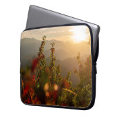 NATURFOTOGRAFIE DER GRÜNEN BÄUME MIT BLICK AUF DEN LAPTOPSCHUTZHÜLLE (Vorderseite Links)