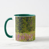 Naturlandschaft, grün, violett, Wiese, Wildblumen Tasse (Links)