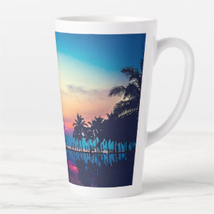 Naturlandschaft mit Palmen im Pool Milchtasse