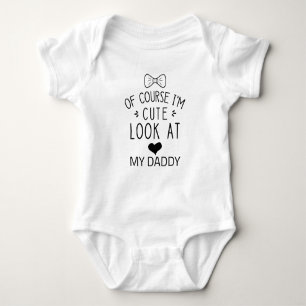 Natürlich bin ich süß, schau dir meinen Daddy an Baby Strampler