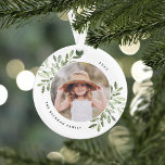 Natürlich Freude | Botanisches Personalisiertes Fo Ornament<br><div class="desc">In dieser Urlaubssaison wird ein besonderes Jahr mit diesem personalisierten Weihnachtsschmuck aus dem Foto gefeiert. Ein hellgrün gestrichener Aquarellbrunnen umrahmt Ihr Foto mit Namen und Jahreswende. Fügen Sie der Rückseite ein zweites Foto hinzu.</div>