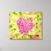 Natürliche Blume Herz - durchbohrt von Pfeil. Leinwanddruck (Vorderseite)