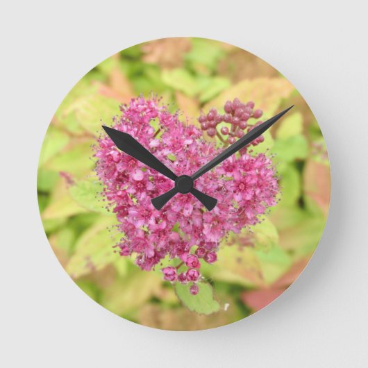 Natürliche Blume Herz - durchbohrt von Pfeil. Runde Wanduhr (Vorderseite)