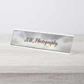 Natürlicher Regenbogen unter Stormy Gray Clouds Schreibtischnamensplakette (Vorderseite )