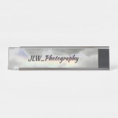 Natürlicher Regenbogen unter Stormy Gray Clouds Schreibtischnamensplakette (Vorderseite )