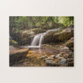 Natürlicher Wasserfall im Wald Puzzle (Horizontal)