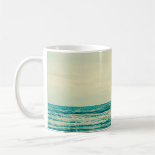 Natürliches tropisches Meer und Strand mit Wind in Kaffeetasse