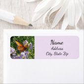 Naturviolette Blumen mit Monarchschmetterling (Insitu)