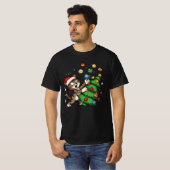 Naughty Christmas Cat – Funny Cat Knocking On Tree T-Shirt (Vorne ganz)