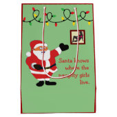 Naughty Girl Bad Santa Funny Joke Spaß Spaß Mittlere Geschenktüte (Rückseite)
