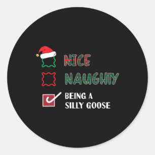 Naughty Nice ist ein Albernes Goose Funny Trendy C Runder Aufkleber