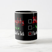 Naughty oder Nice Kokett Black Zweifarbige Tasse (Mittel)