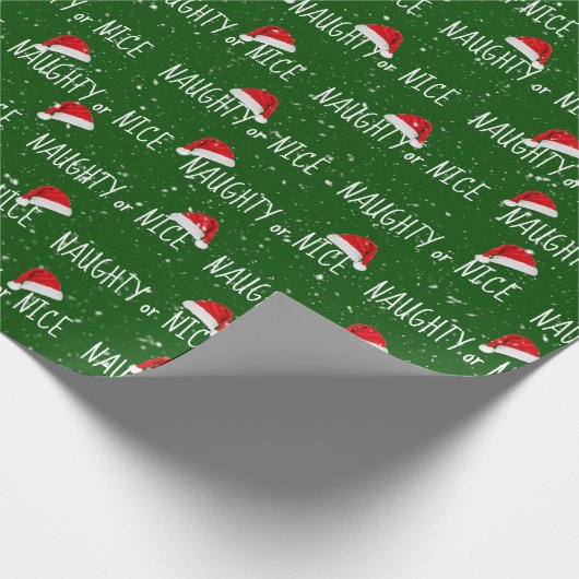 NAUGHTY- oder NICE-Text mit Weihnachtsmannmützen Geschenkpapier (Ecke)