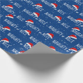 NAUGHTY- oder NICE-Text mit Weihnachtsmannmützen Geschenkpapier (Ecke)