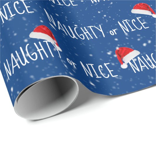 NAUGHTY- oder NICE-Text mit Weihnachtsmannmützen Geschenkpapier (Rolleneckpunkt)