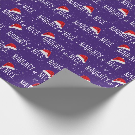 NAUGHTY- oder NICE-Text mit Weihnachtsmannmützen Geschenkpapier (Ecke)